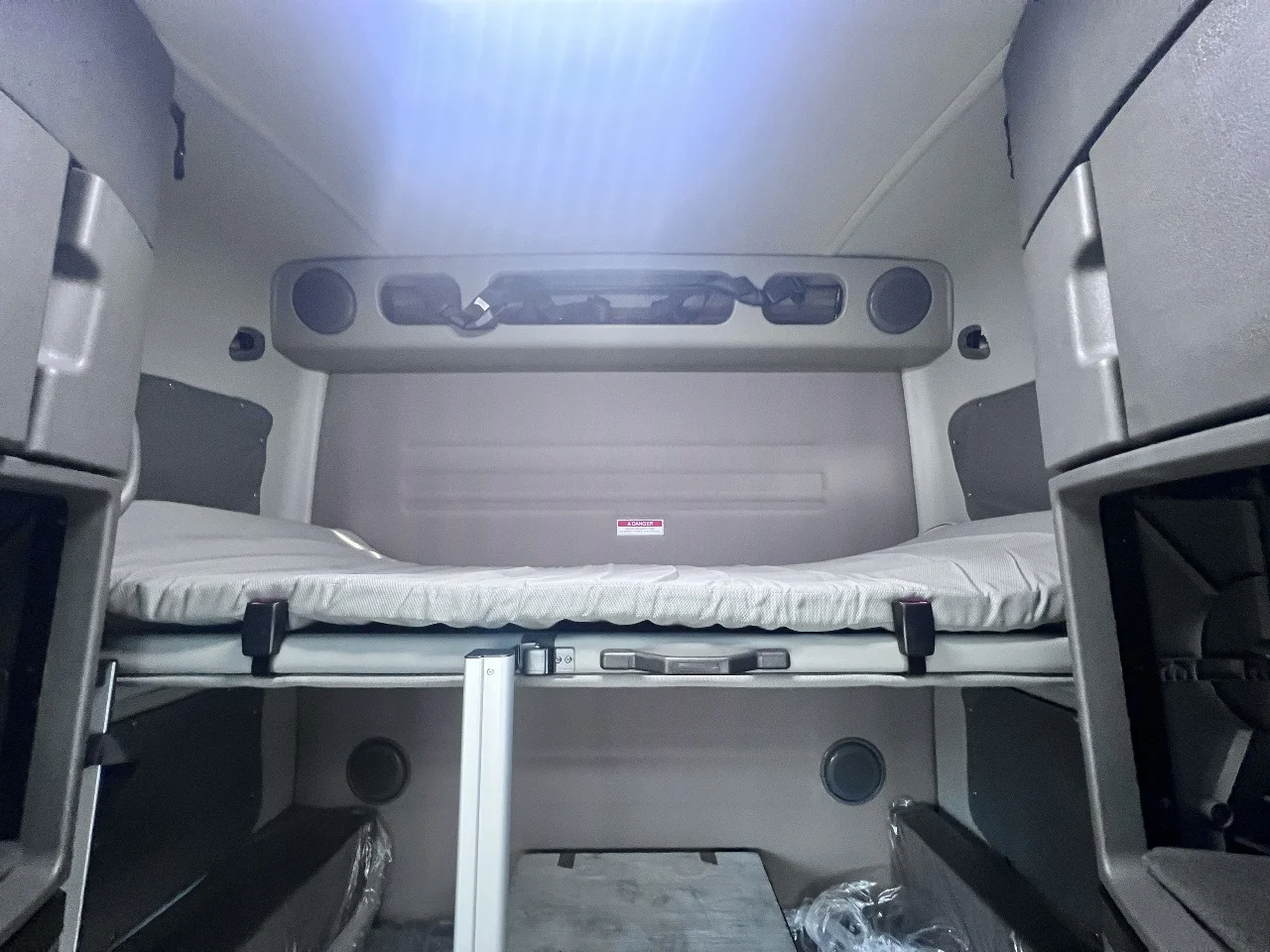 2025 Volvo VNL 860 in Gainesville, VA — photo 26