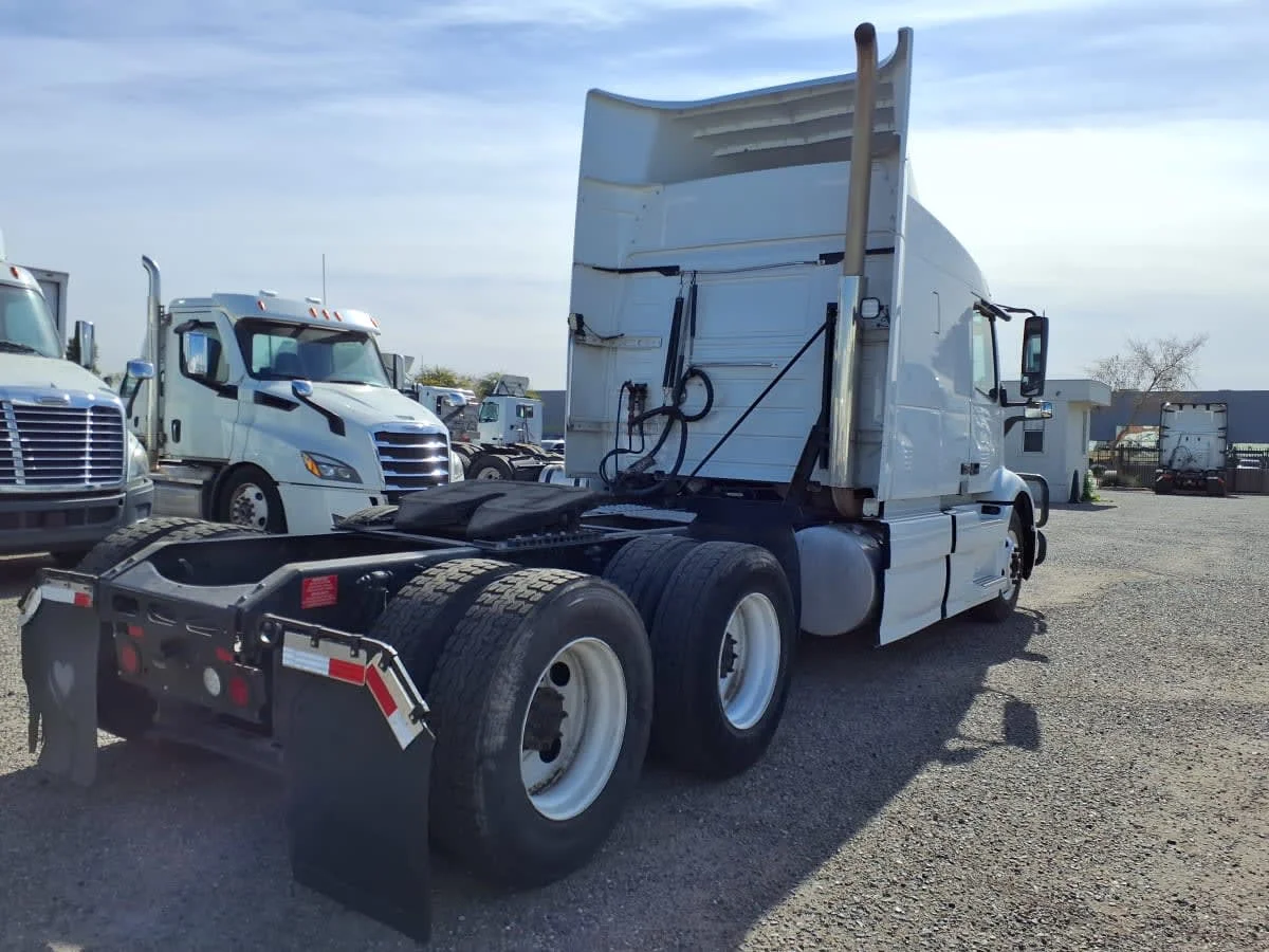 2020 Volvo VNR 640 - image 4