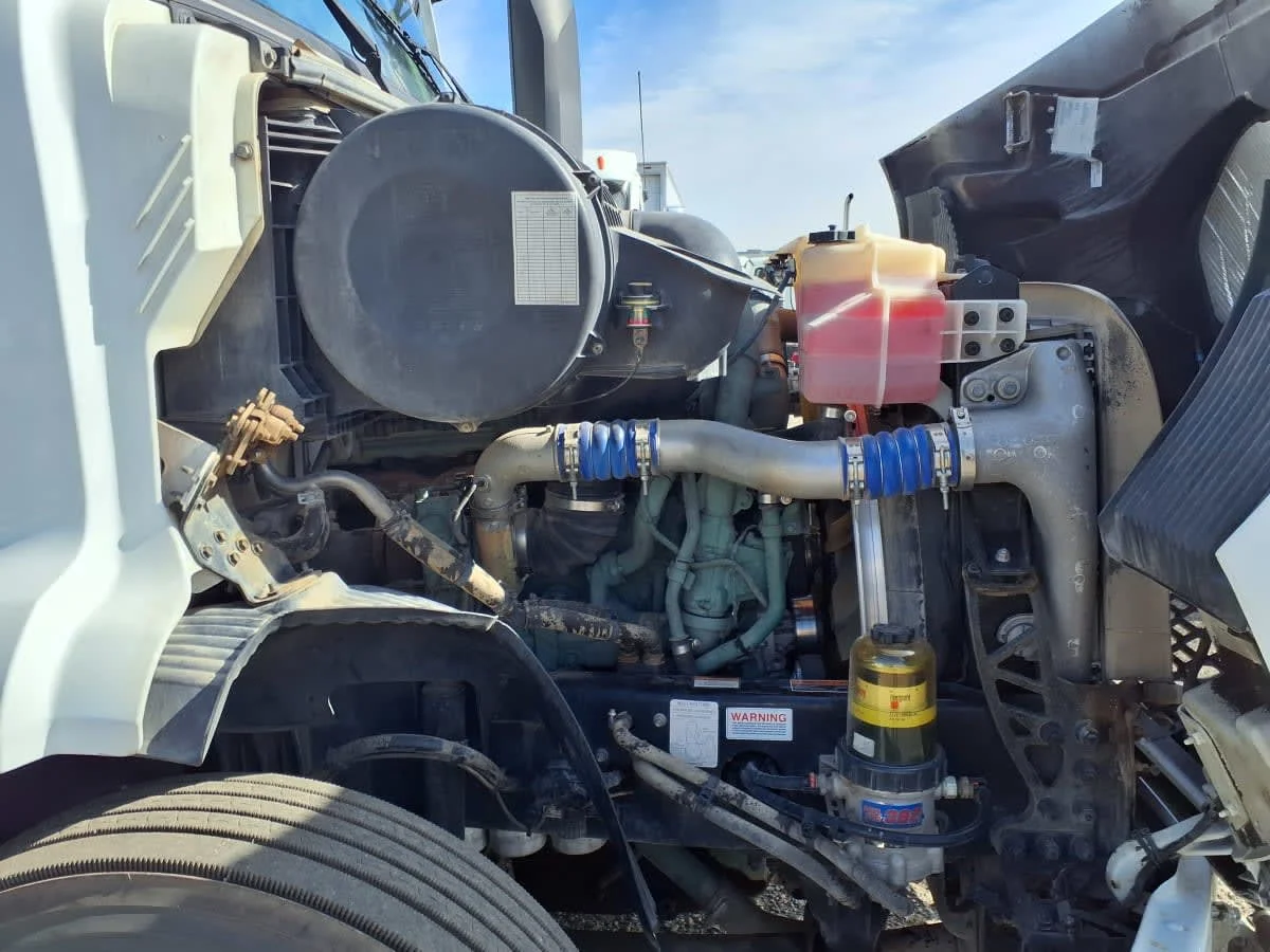 2020 Volvo VNR 640 - image 12