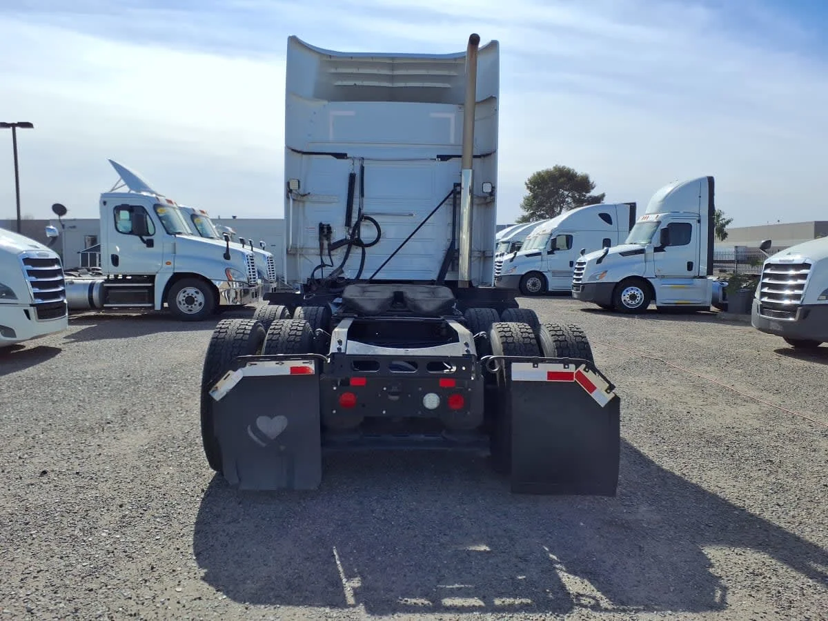 2020 Volvo VNR 640 - image 5