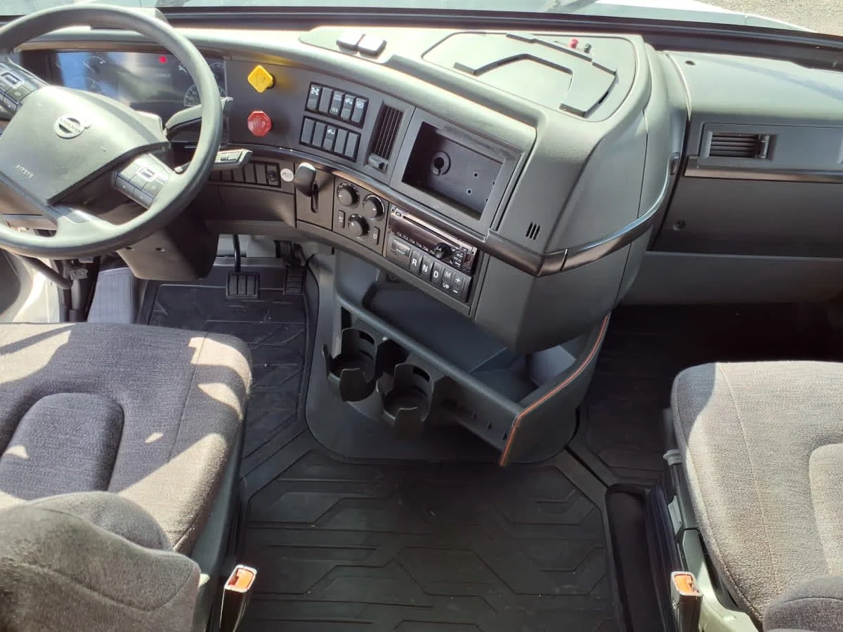 2020 Volvo VNR 640 - image 7