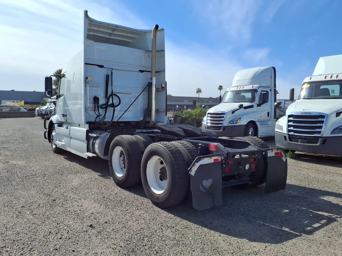 2020 Volvo VNR 640 - image 6