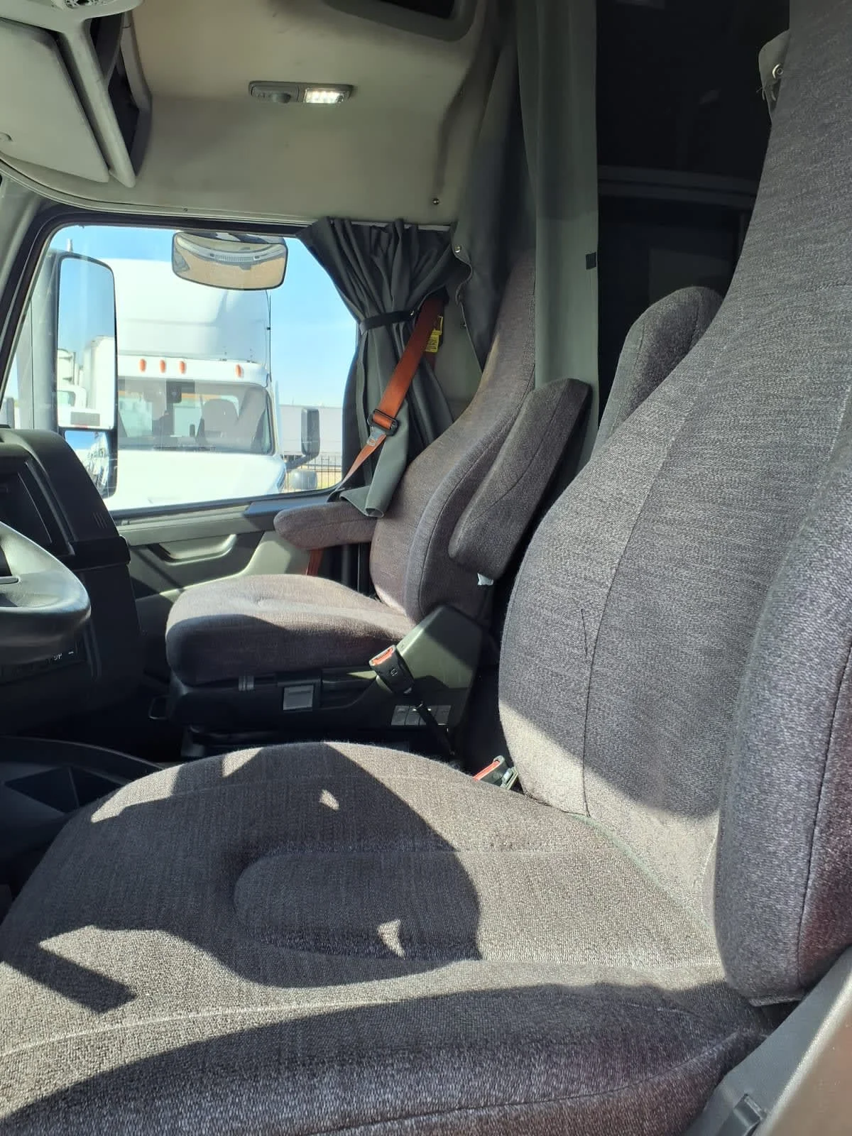 2020 Volvo VNR 640 - image 11