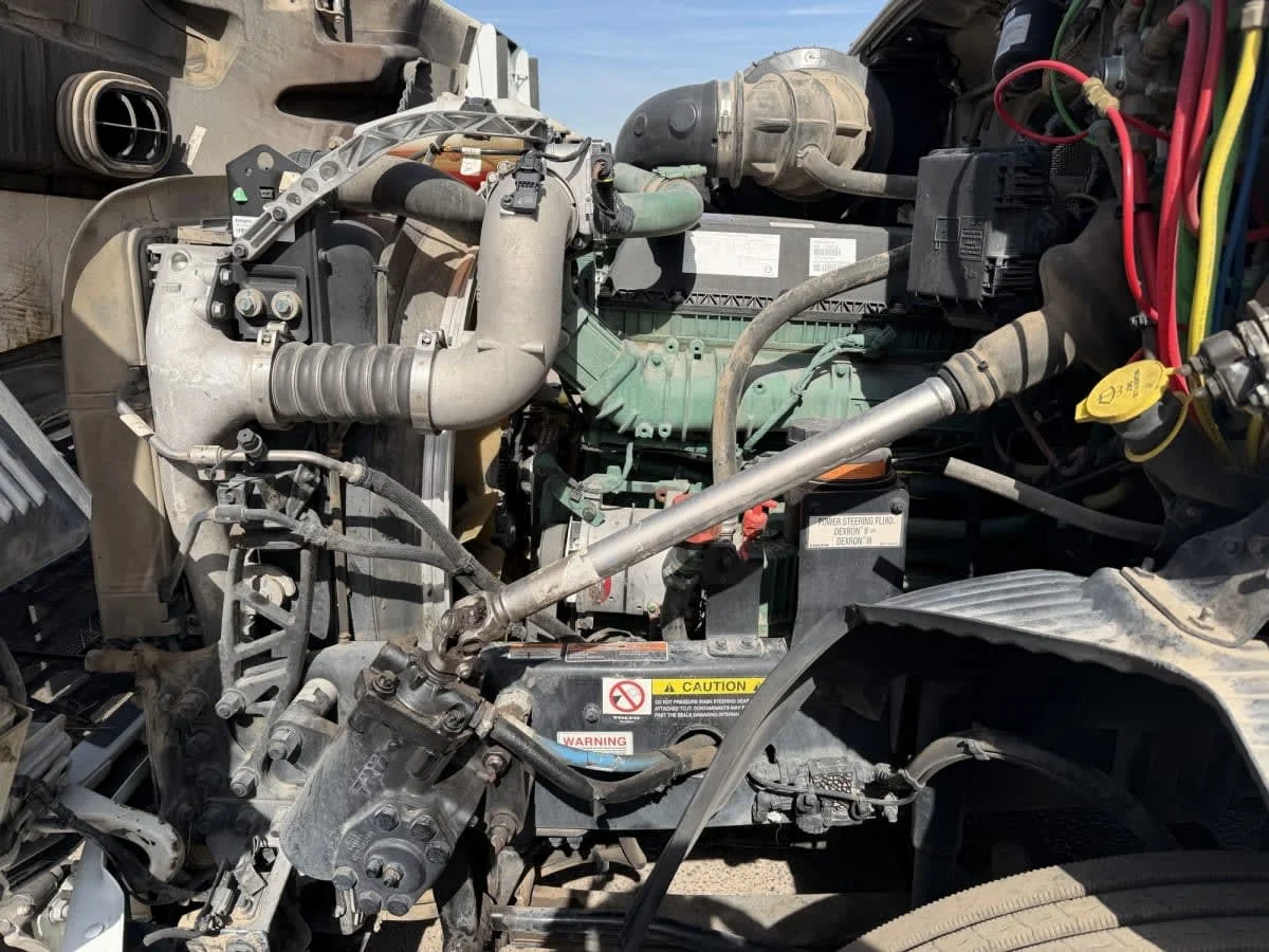 2020 Volvo VNR 640 - image 9