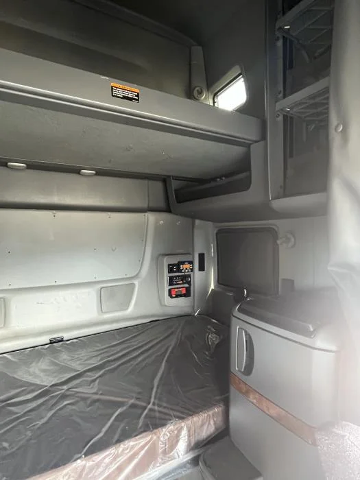 2022 International LT - image 13