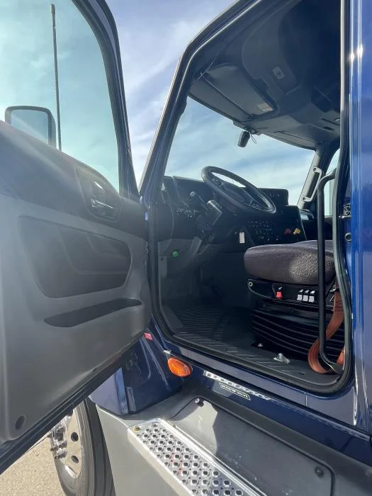 2022 International LT - image 11