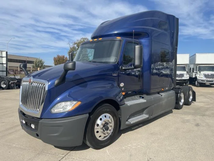 2022 International LT - image 2