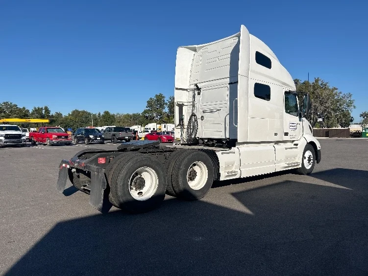 2022 Volvo VNL 760 - image 7