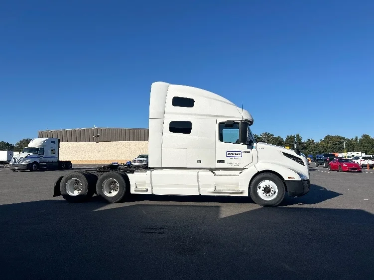 2022 Volvo VNL 760 - image 8