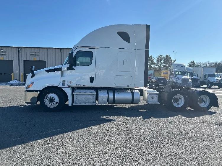 2020 Freightliner Cascadia in Fredericksburg, VA — photo 4
