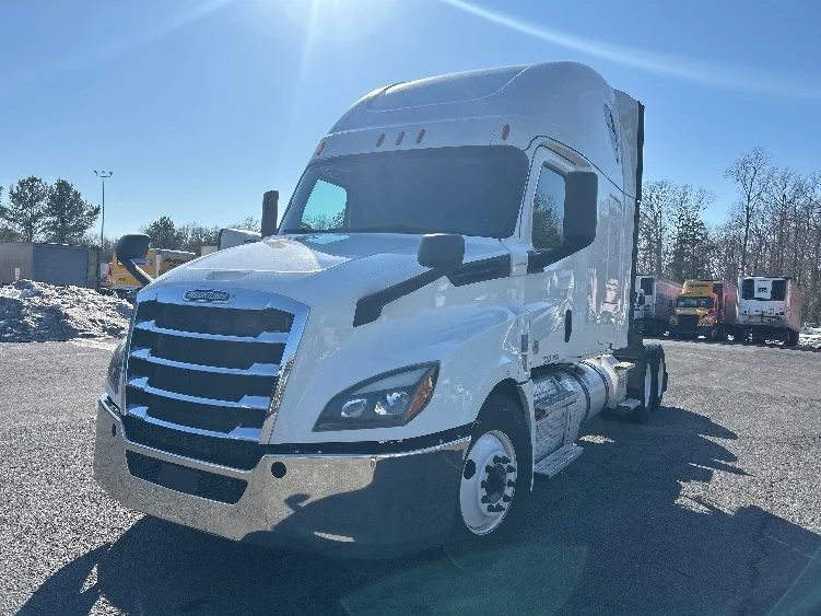 2020 Freightliner Cascadia in Fredericksburg, VA — photo 3