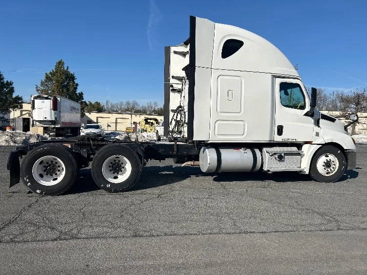 2020 Freightliner Cascadia in Fredericksburg, VA — photo 8