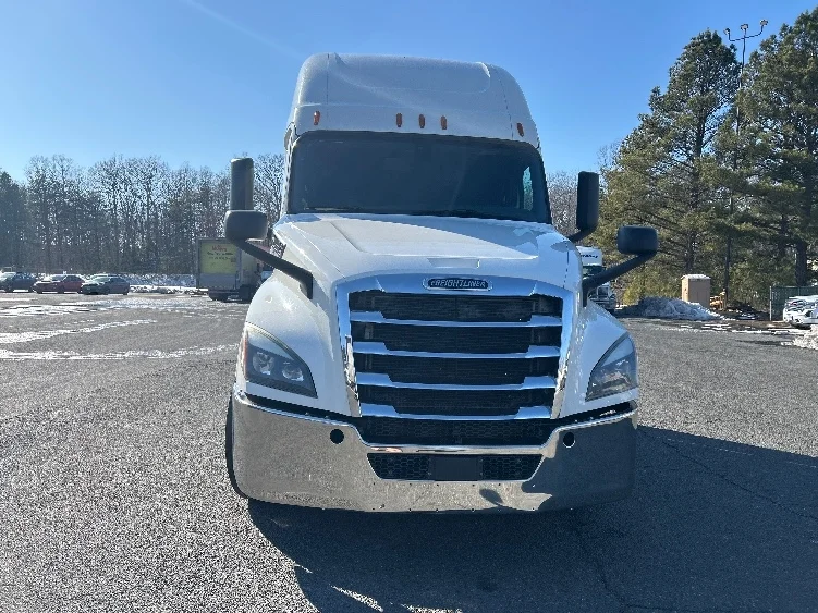 2020 Freightliner Cascadia in Fredericksburg, VA — photo 2