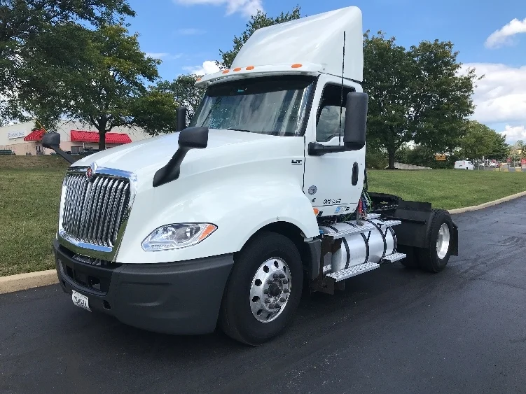 2020 International LT - image 3