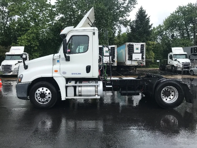 2019 Freightliner Cascadia - image 4