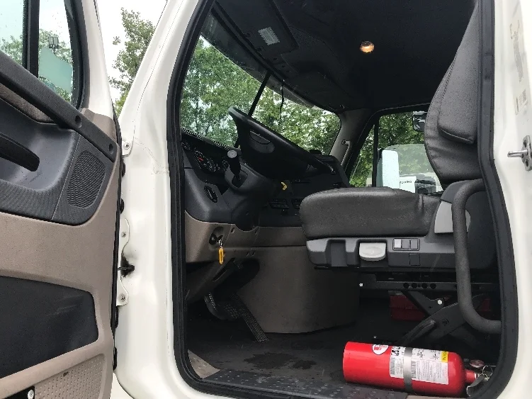 2019 Freightliner Cascadia - image 9