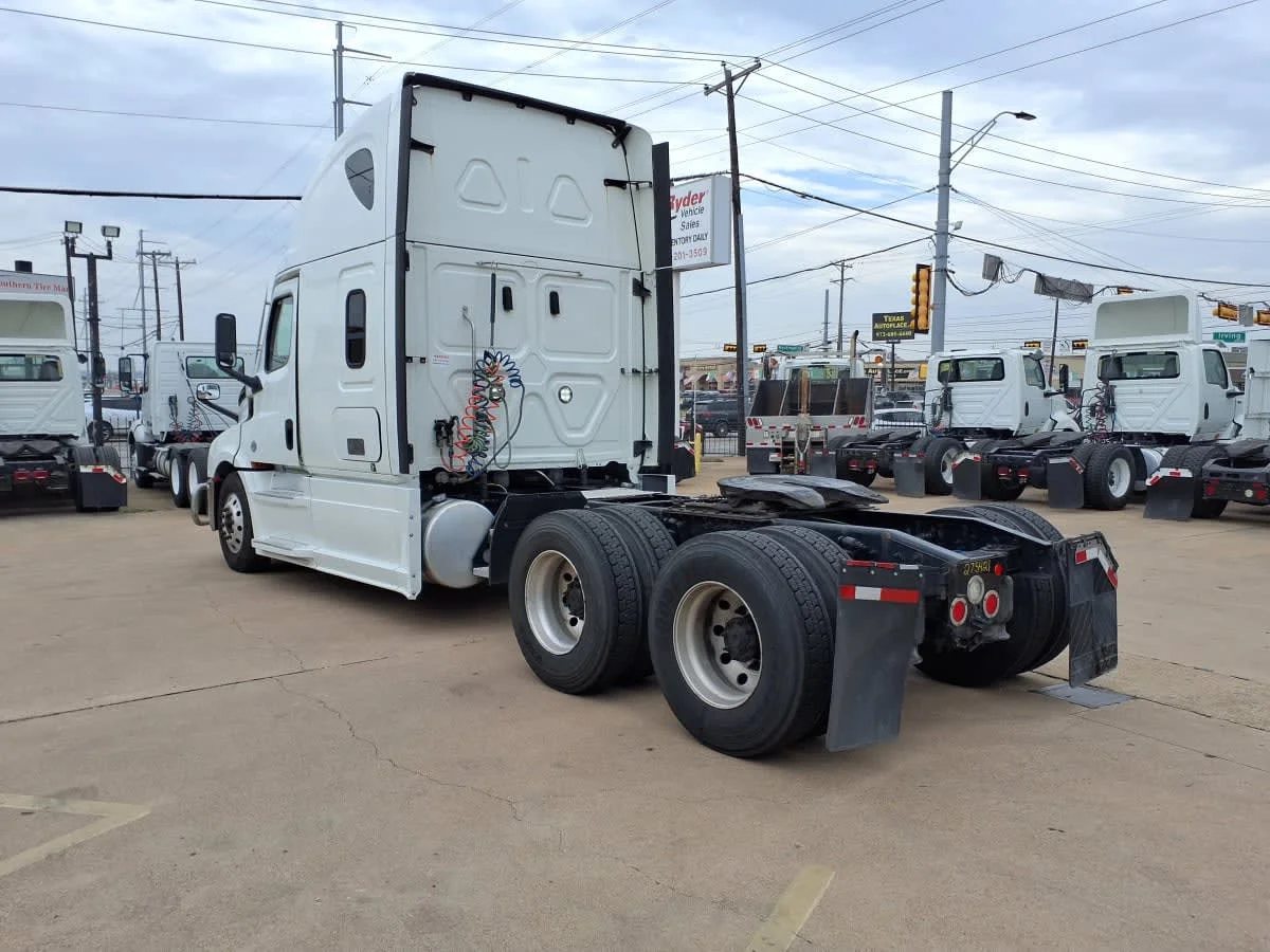 2020 Freightliner Cascadia in Dallas, TX — photo 6