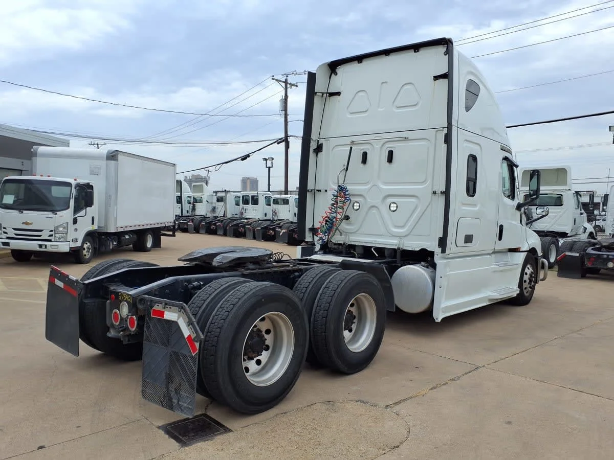 2020 Freightliner Cascadia in Dallas, TX — photo 4