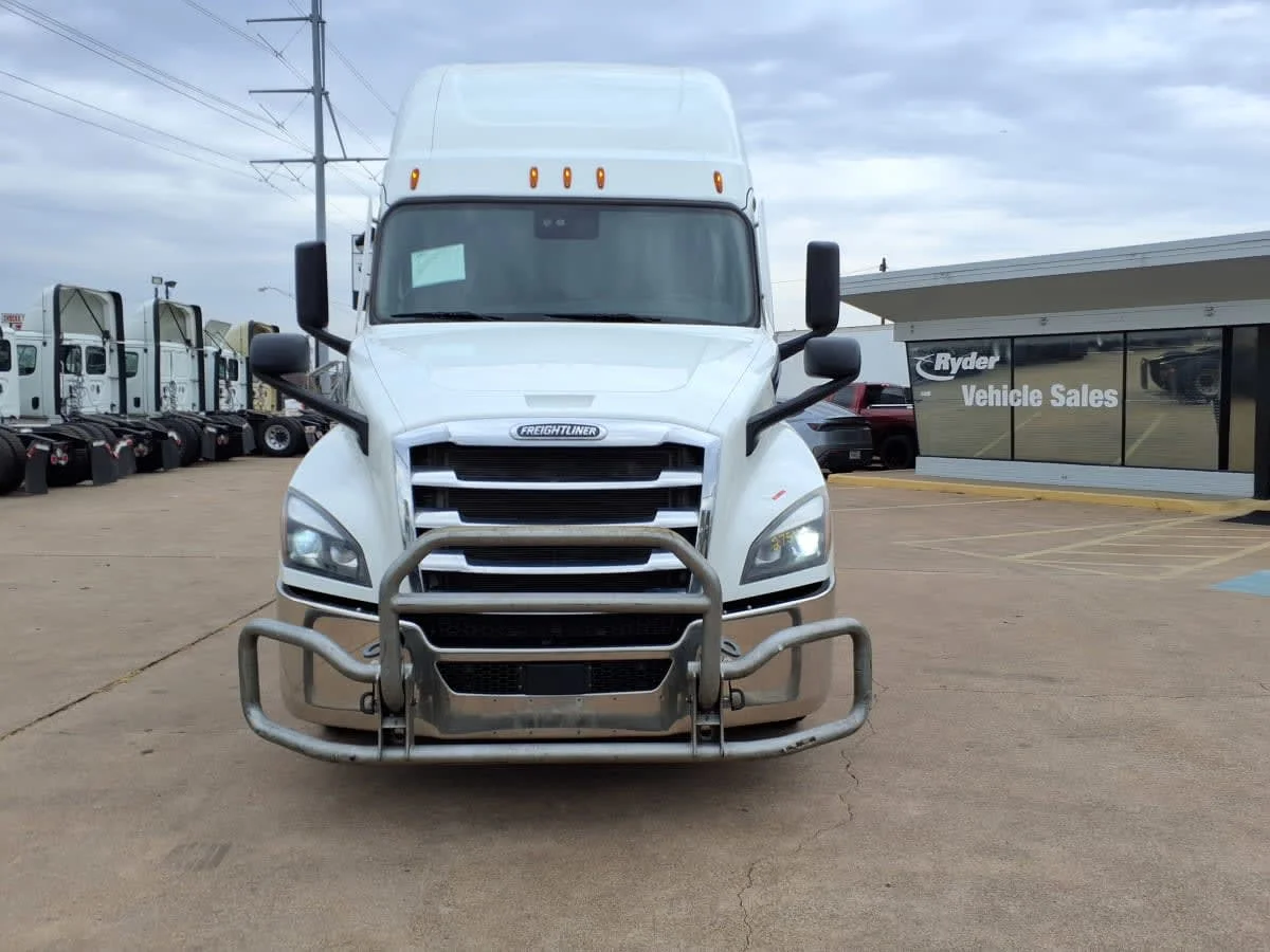 2020 Freightliner Cascadia in Dallas, TX — photo 2