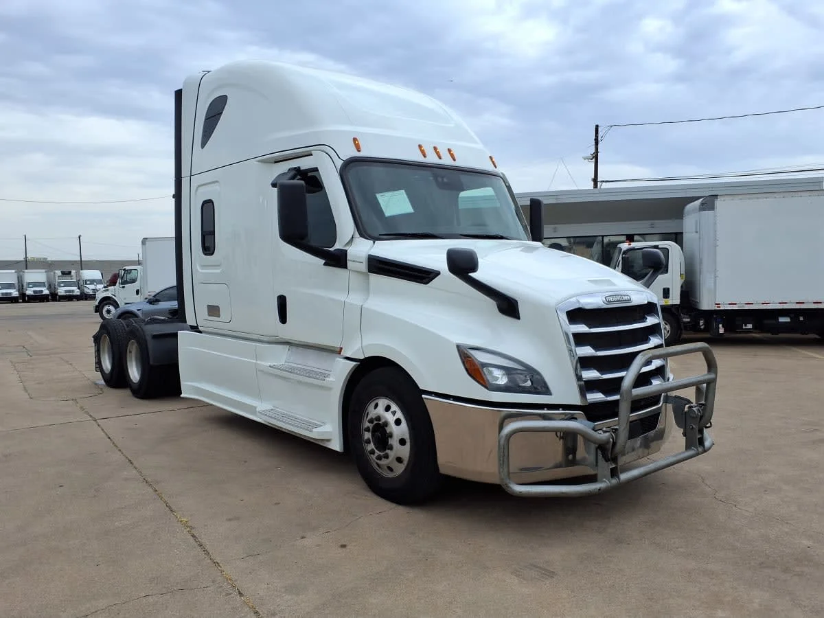 2020 Freightliner Cascadia in Dallas, TX — photo 3