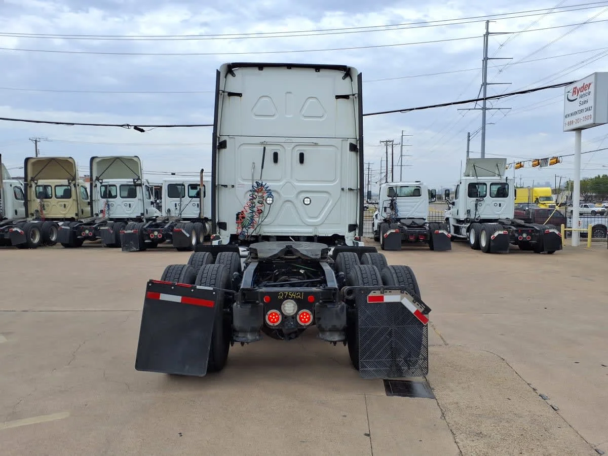 2020 Freightliner Cascadia in Dallas, TX — photo 5
