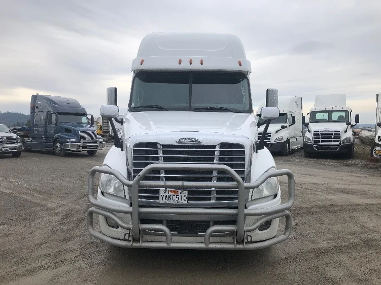 2017 Freightliner Cascadia - image 2