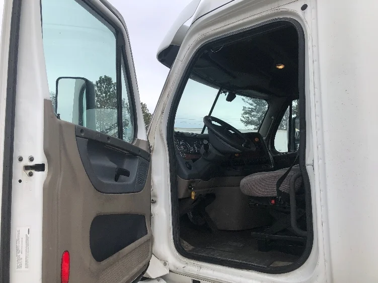 2017 Freightliner Cascadia in Spokane Valley, WA — photo 9