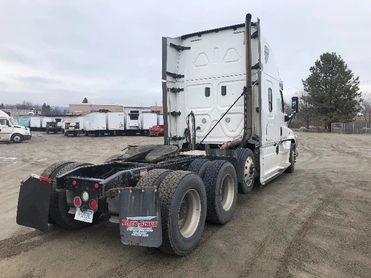 2017 Freightliner Cascadia - image 7