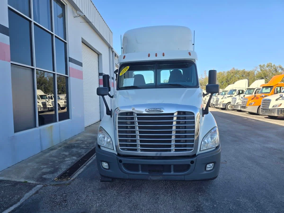 2019 Freightliner Cascadia - image 2