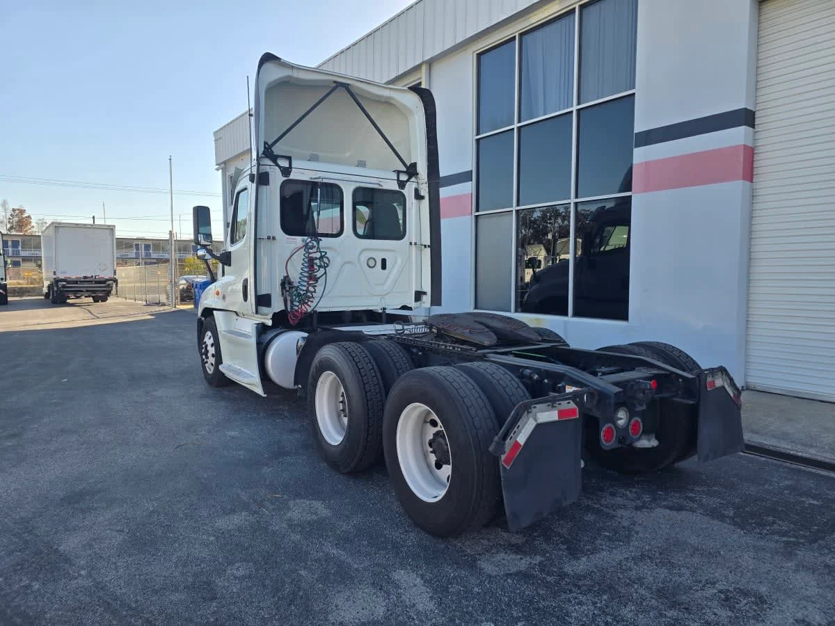 2019 Freightliner Cascadia - image 4