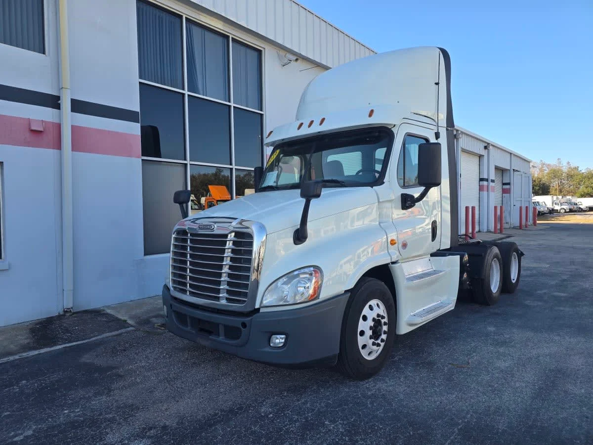 2019 Freightliner Cascadia - image 3