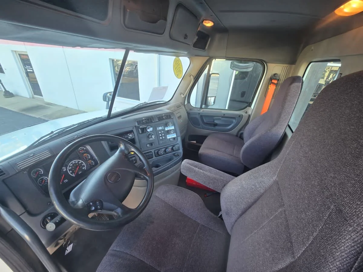 2019 Freightliner Cascadia - image 7