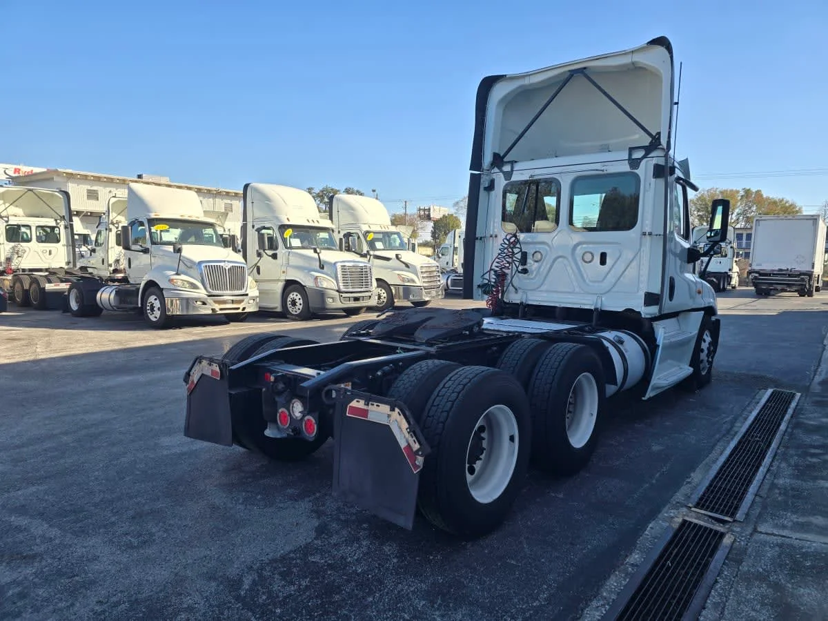 2019 Freightliner Cascadia - image 6