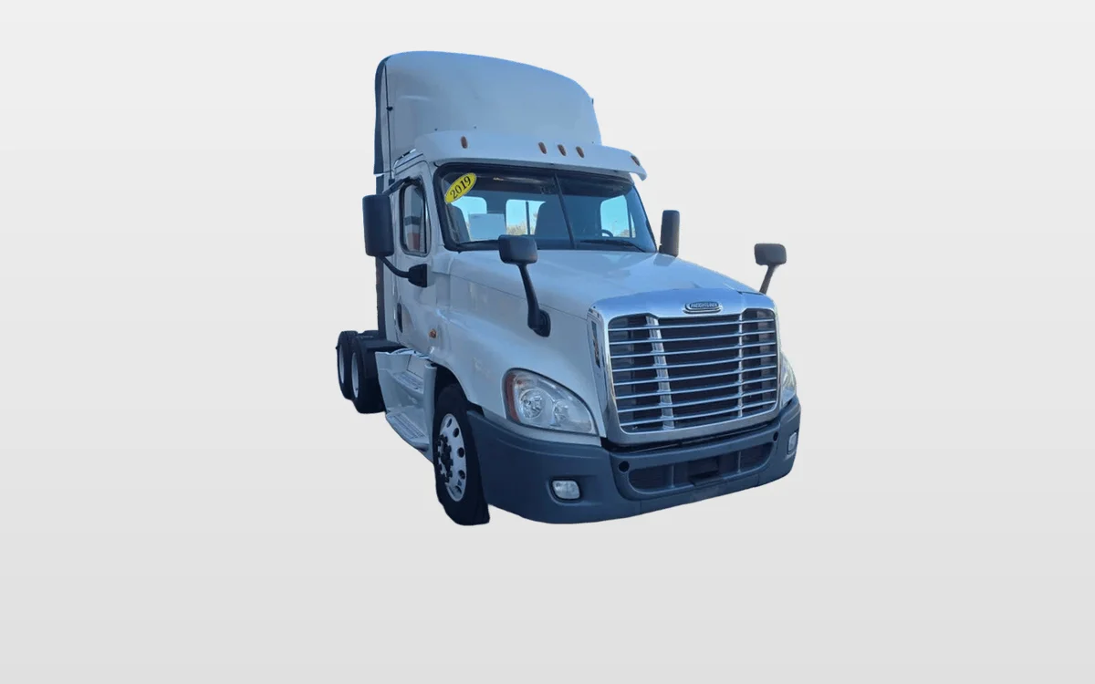 2019 Freightliner Cascadia - image 1