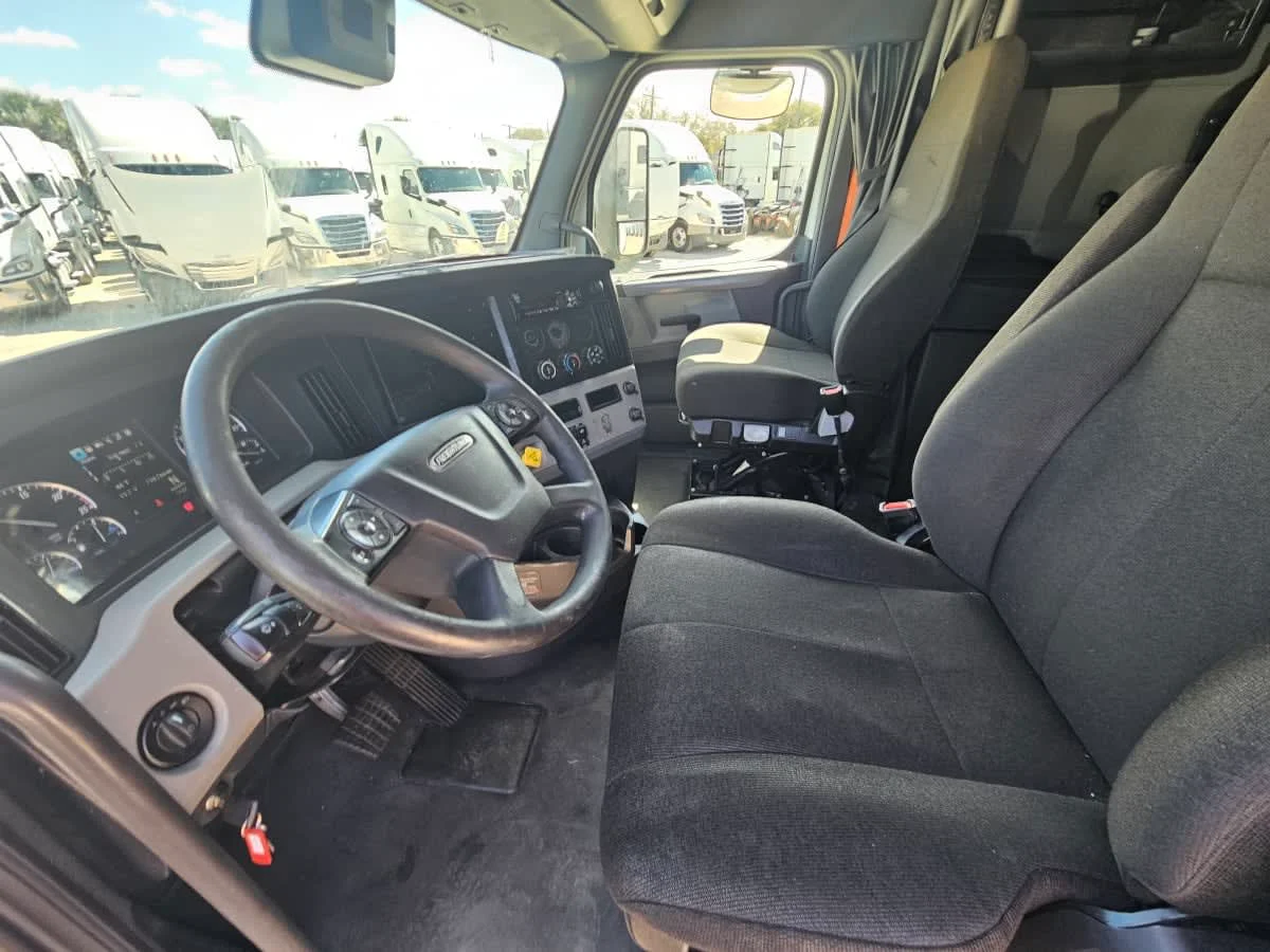 2022 Freightliner Cascadia in Orlando, FL — photo 7