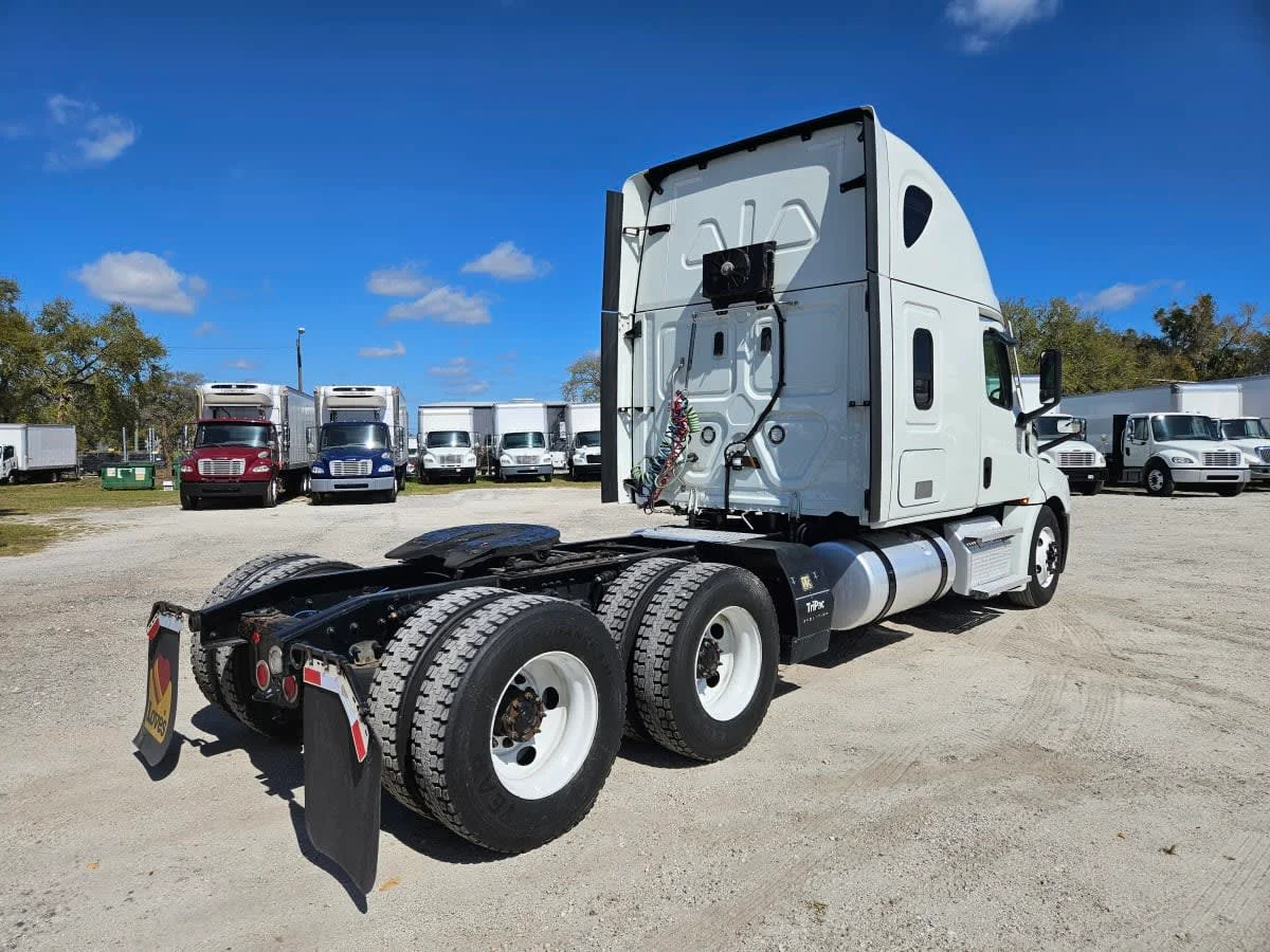 2022 Freightliner Cascadia in Orlando, FL — photo 4