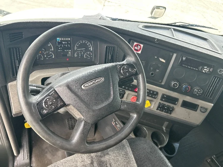 2019 Freightliner Cascadia - image 10