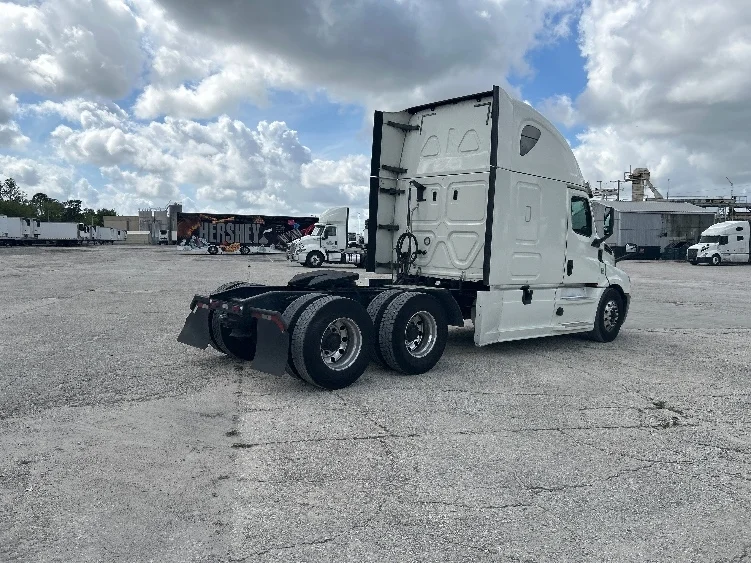 2019 Freightliner Cascadia - image 7