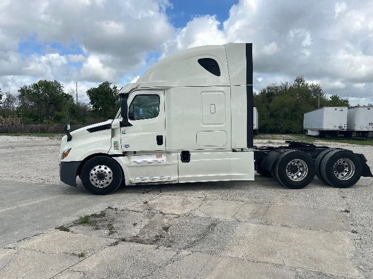 2019 Freightliner Cascadia - image 4