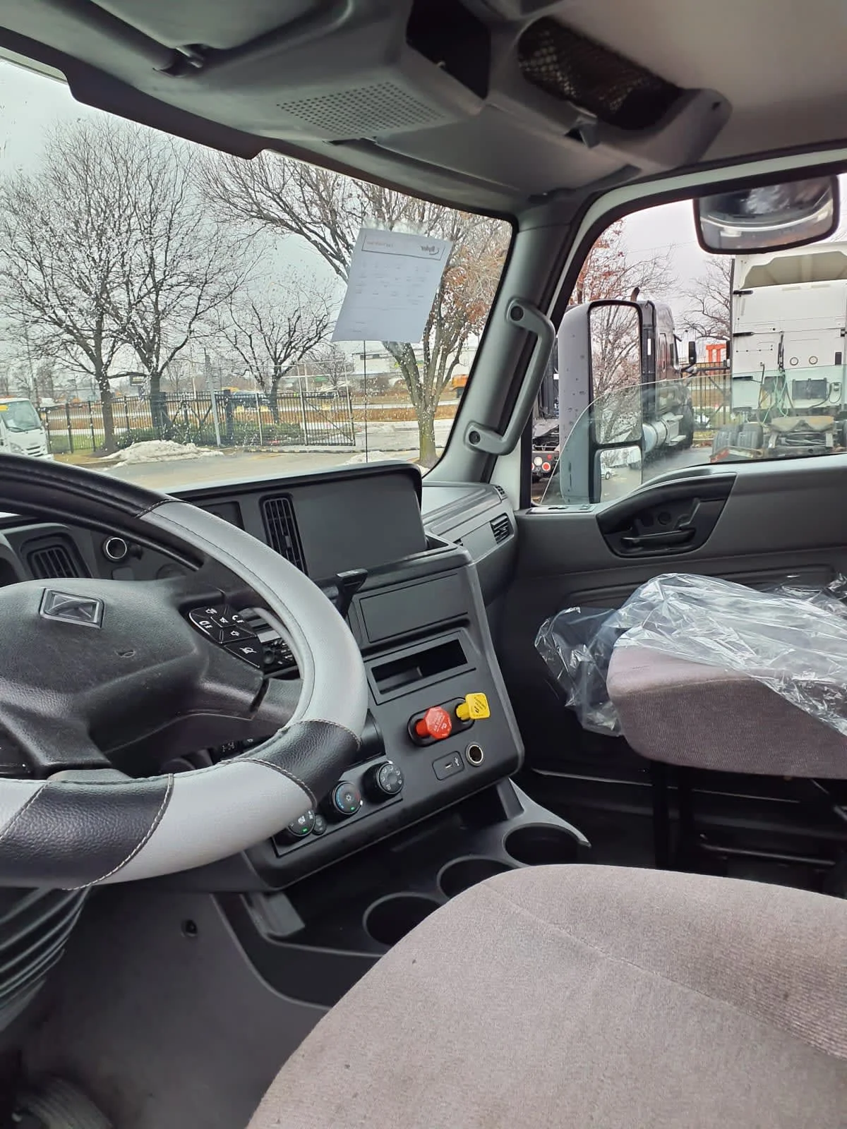 2019 International LT - image 7