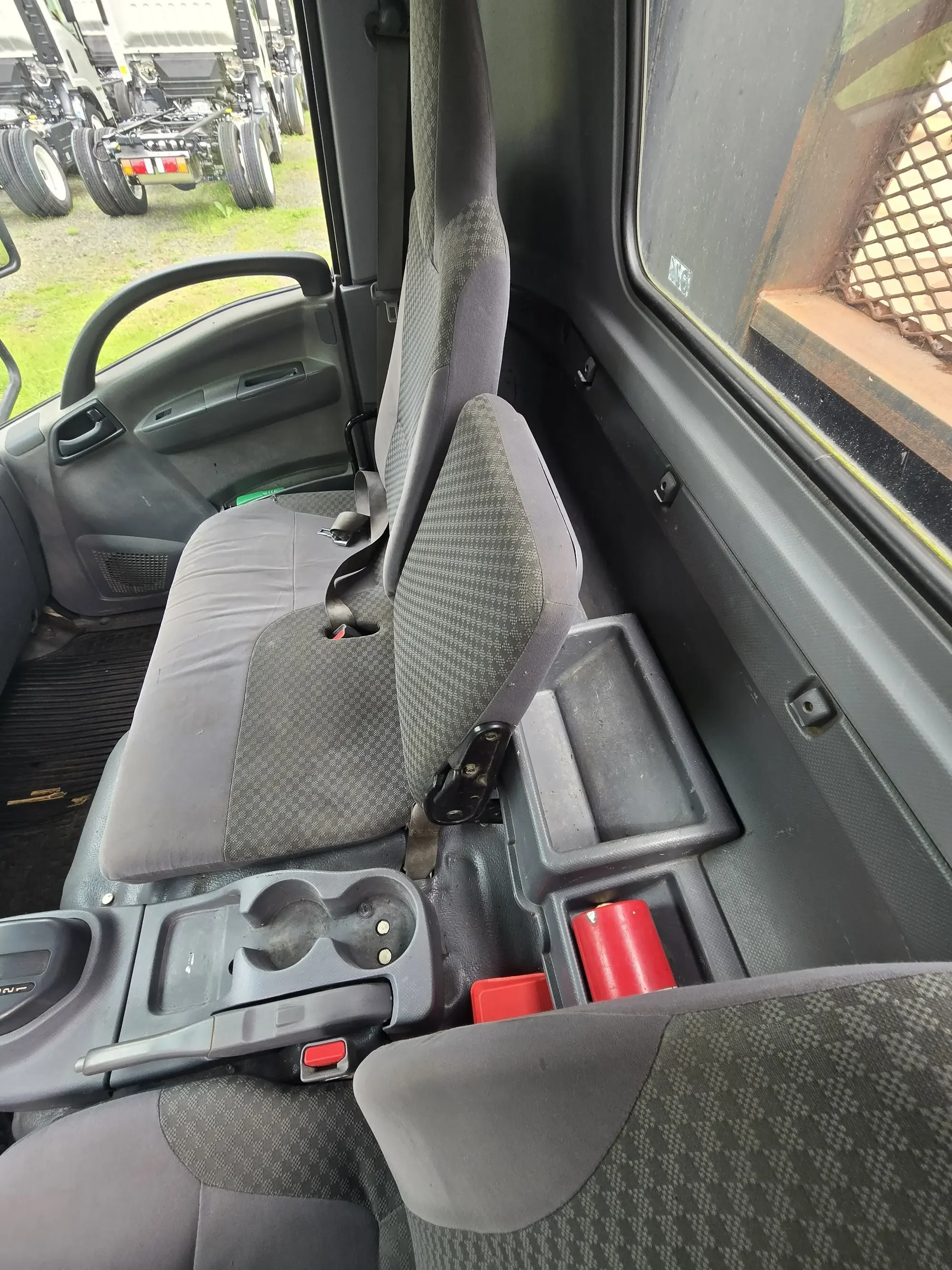 2013 Isuzu NQR - image 12