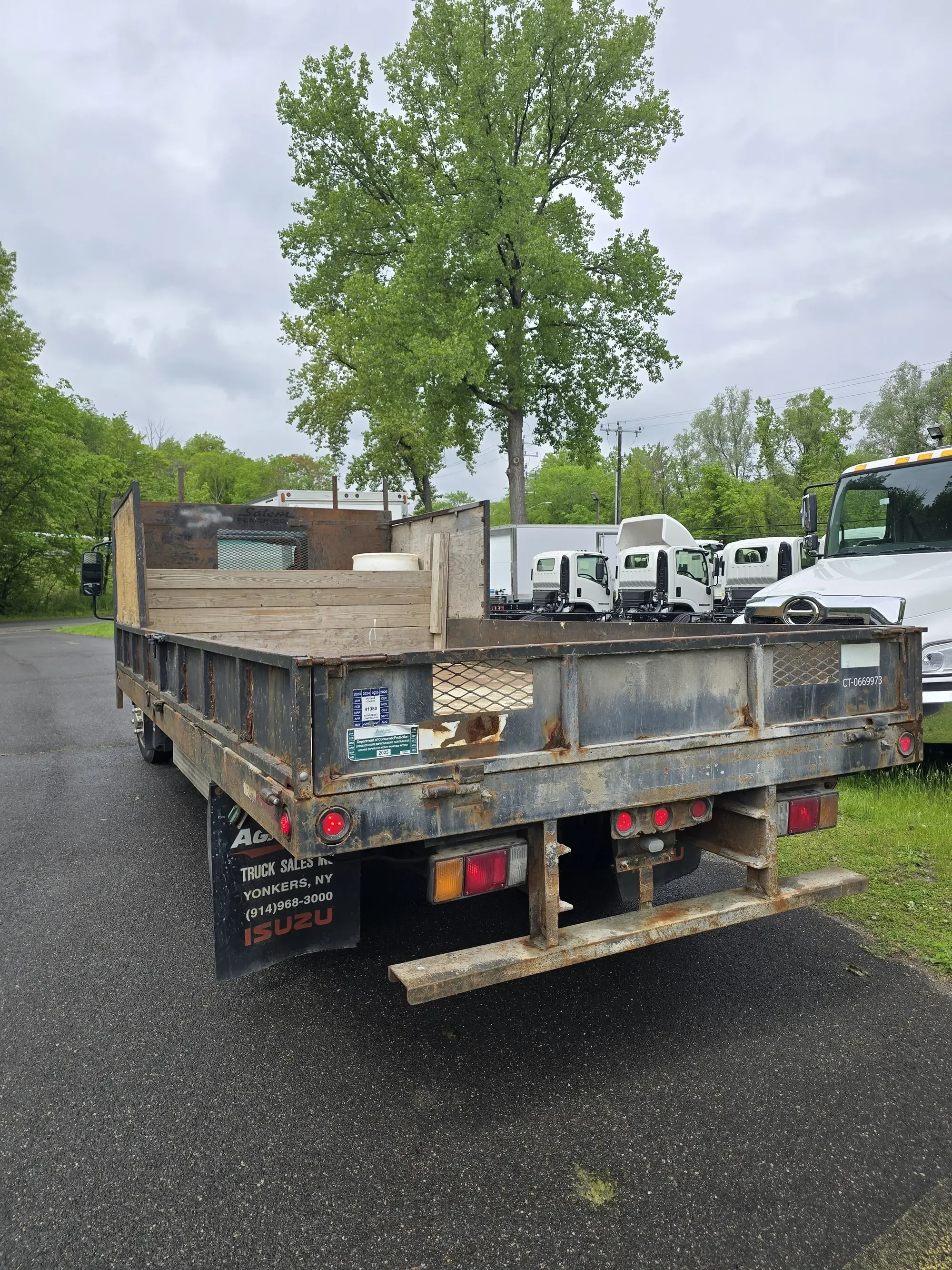 2013 Isuzu NQR - image 3