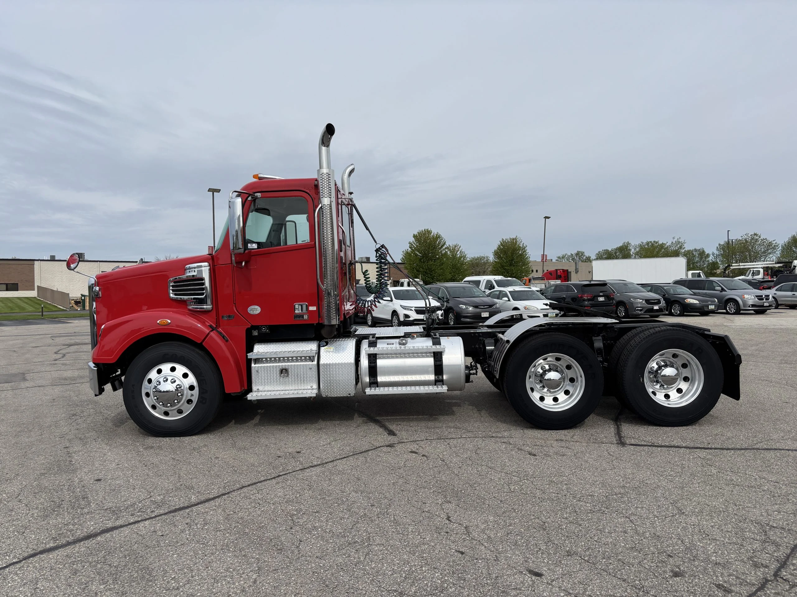 2020 Freightliner 122SD in Milwaukee, WI — photo 5