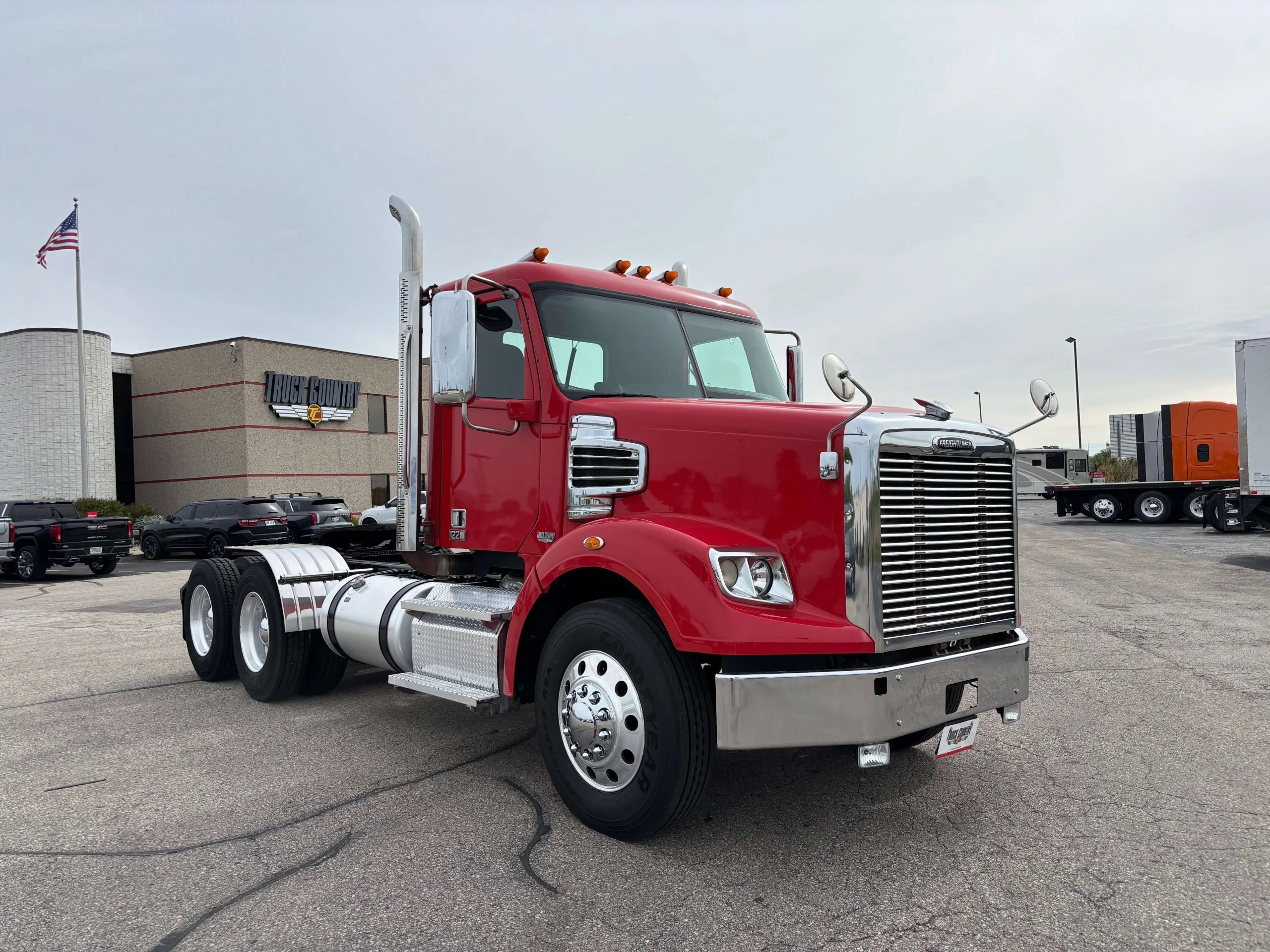 2020 Freightliner 122SD in Milwaukee, WI — photo 3