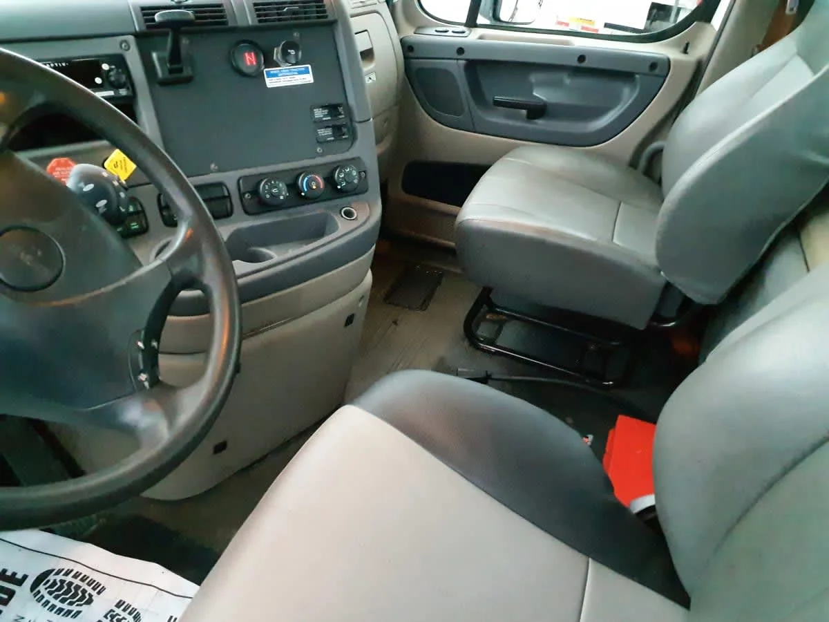 2014 Freightliner Cascadia - image 7