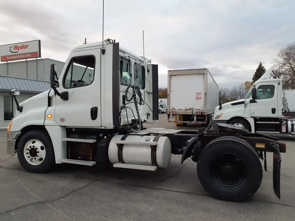 2014 Freightliner Cascadia in Oak Creek, WI — photo 6