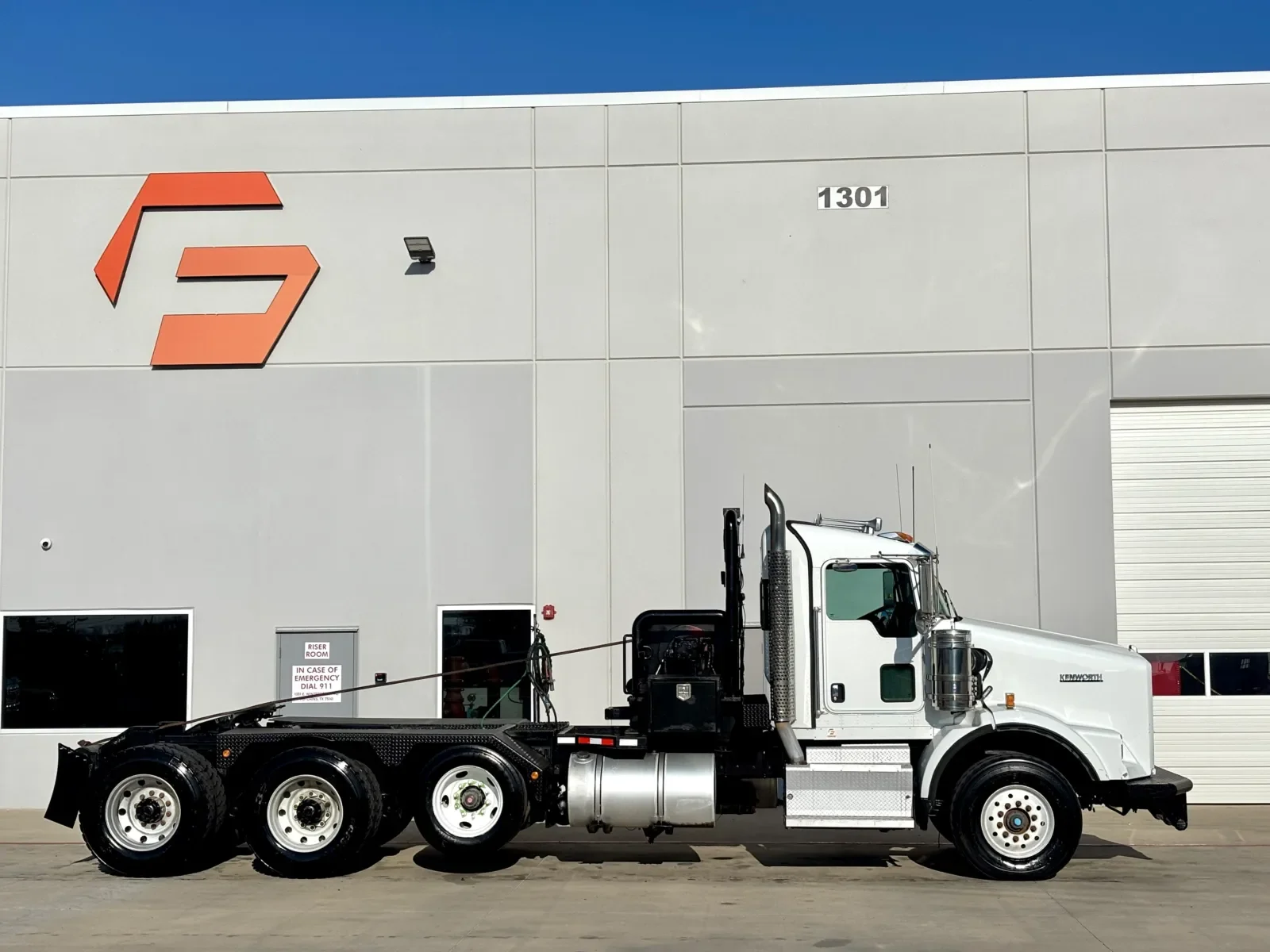 2012 Kenworth T800 - image 3