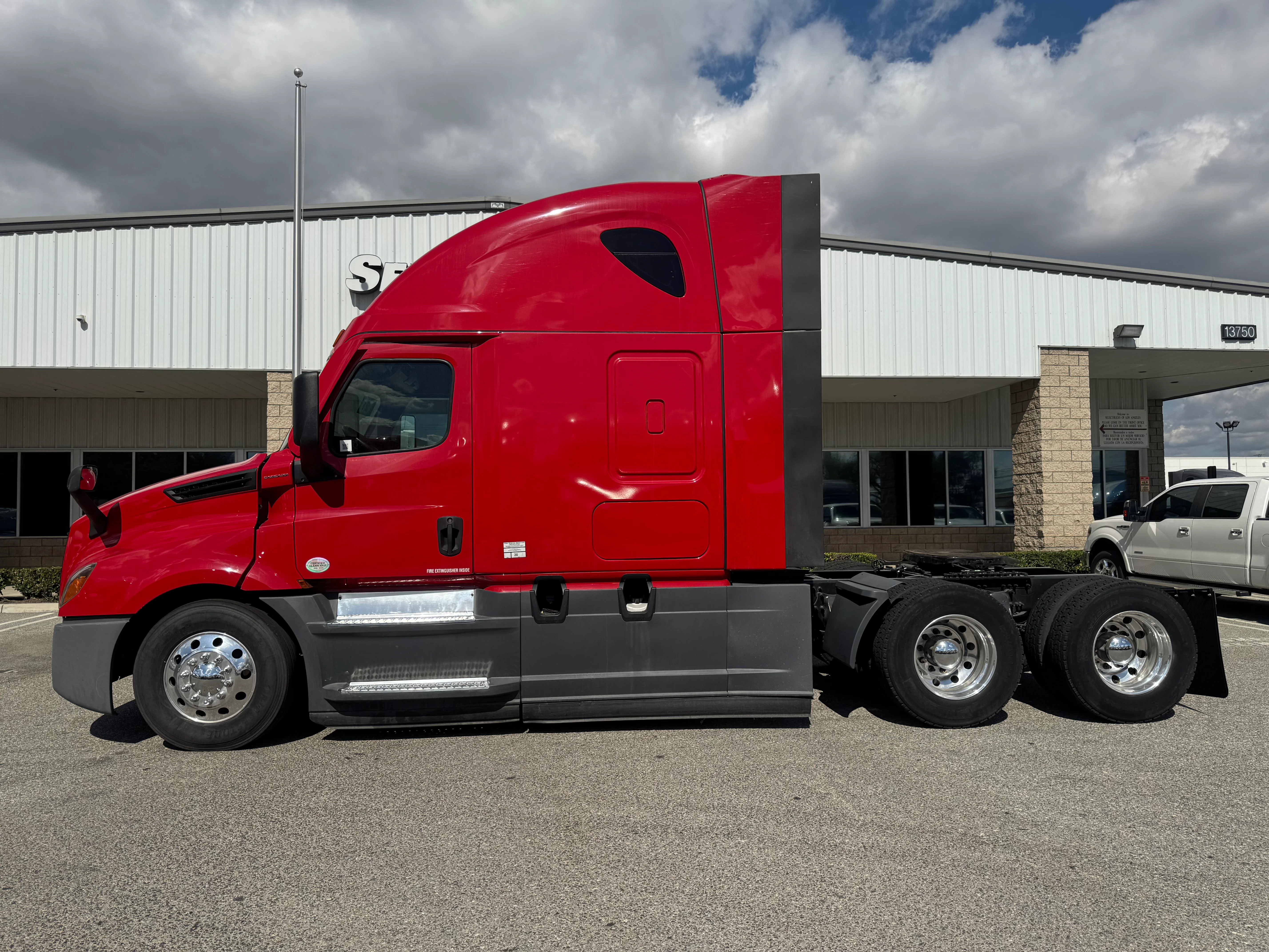 2021 Freightliner Cascadia in Selectrucks Fontana, CA — photo 3