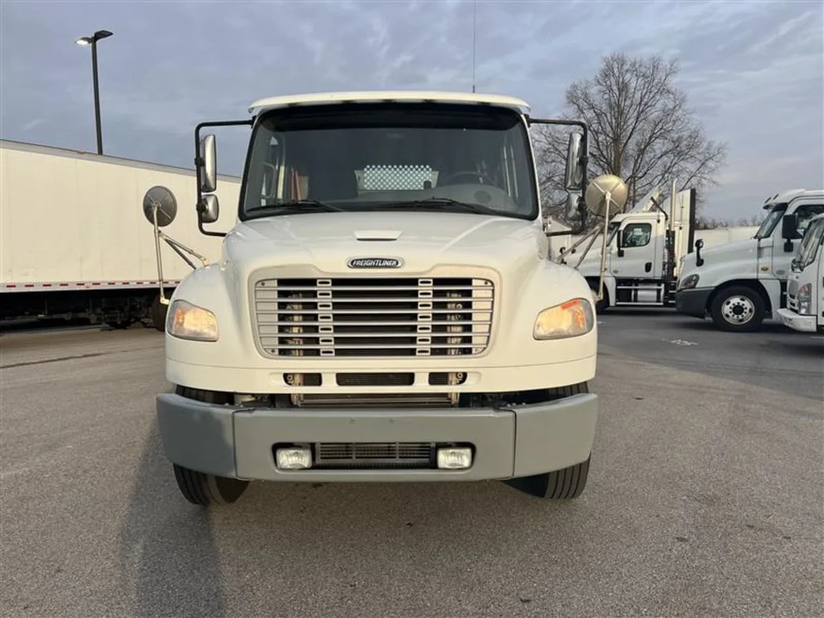 2017 Freightliner M2 106 - image 2