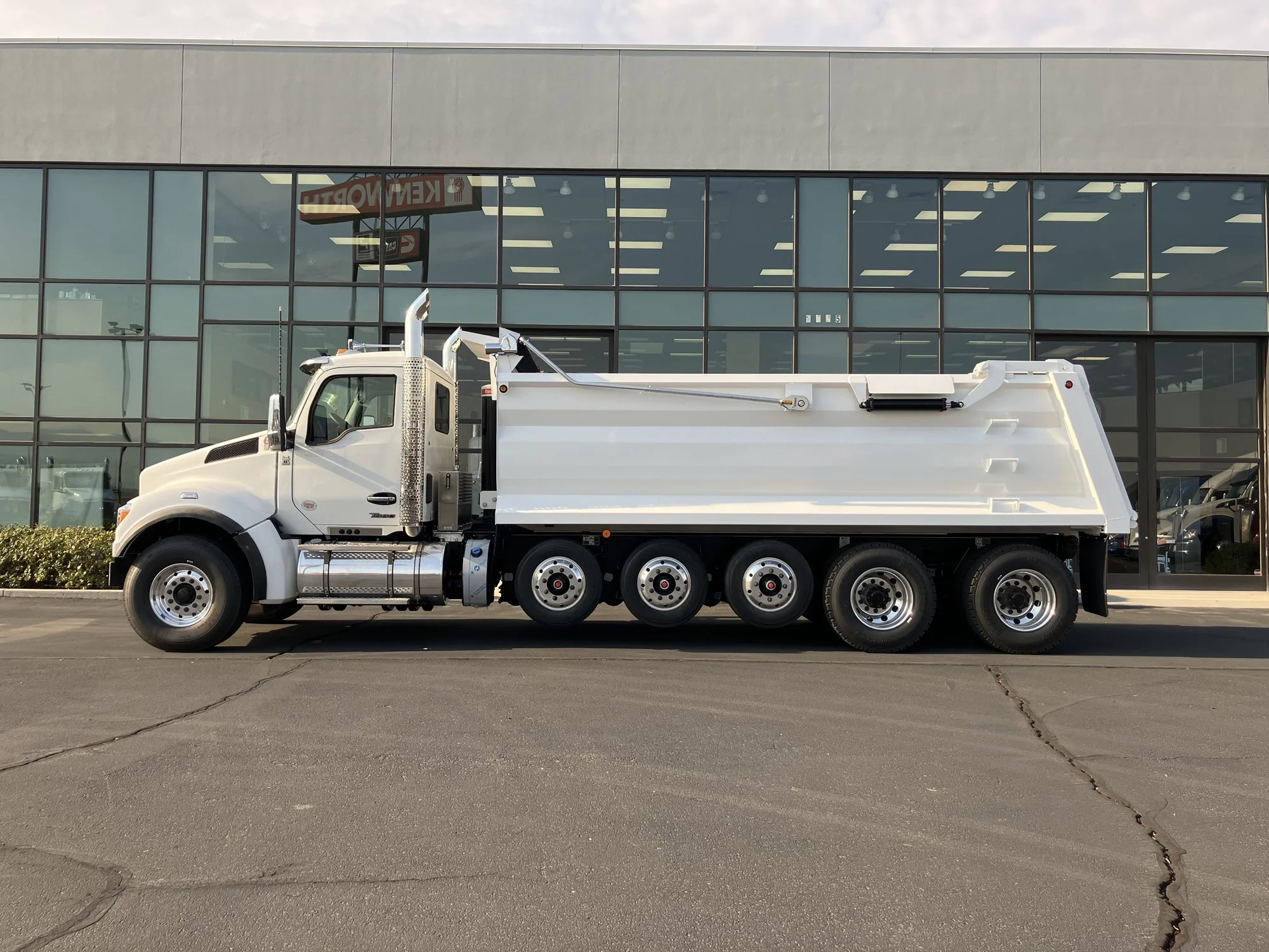 2026 Kenworth T880 - image 6